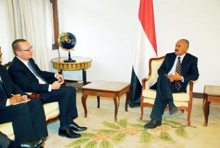 رئيس الجمهورية لدى استقباله مساعد وزير الخارجية الأمريكي لشؤون الشرق الأدنى أمس